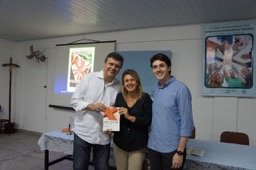 Rosi Farias e Gabriel Rezende com o livro autografado por Robson Leite 